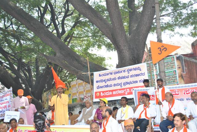 Mr. Mohan Gowda of HJS addressing at the end of the rally